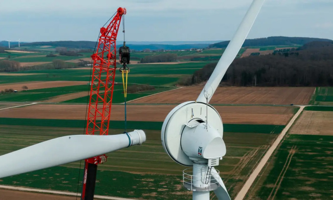 Lắp đặt cánh turbine gió bằng gỗ đầu tiên trên thế giới