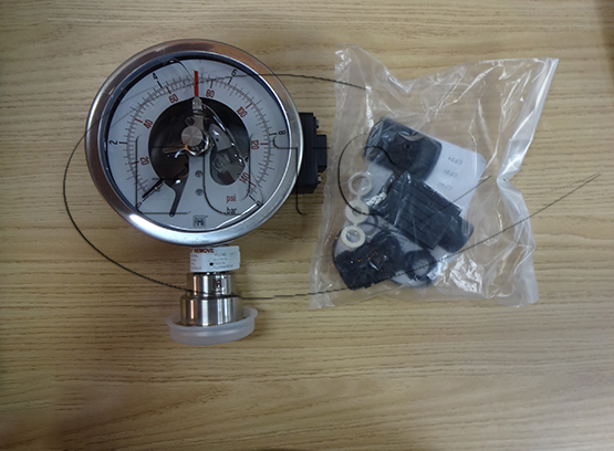 All stainless steel pressure gauge with electric contact, model MCE18.