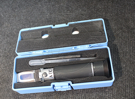 Refractometer measures seawater salinity